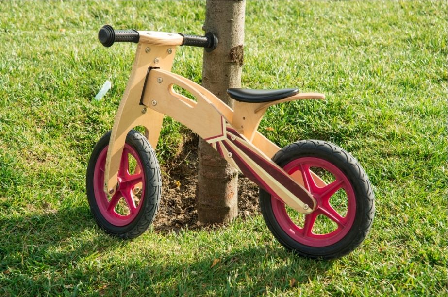 Bicicleta sin pedales ligera color madera