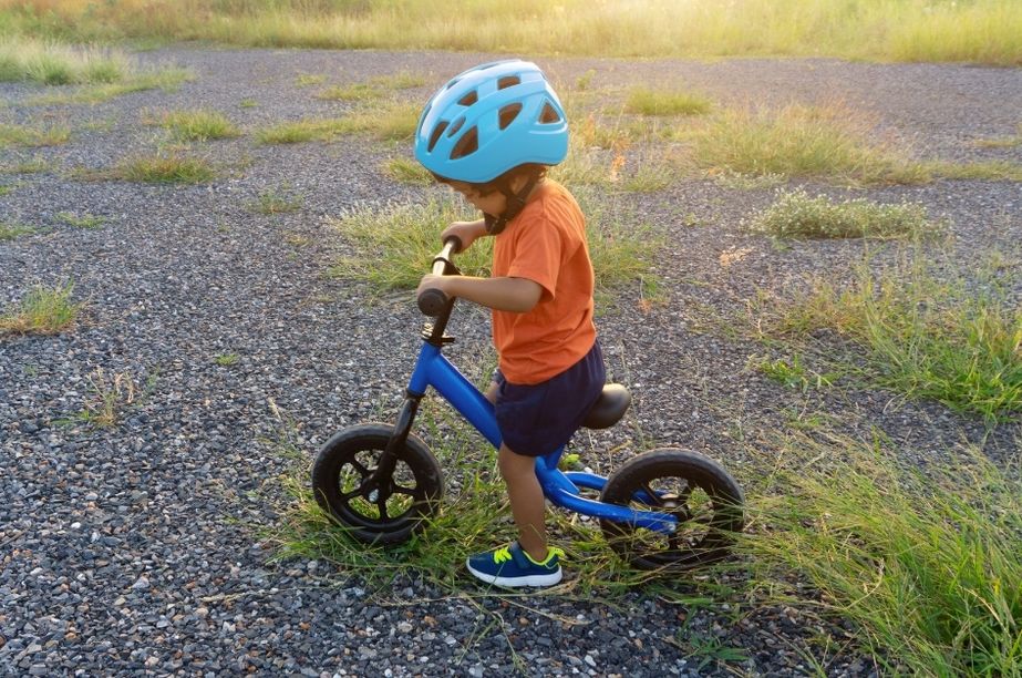 Niño aprendiendo equilibrio con bicicleta sin pedales