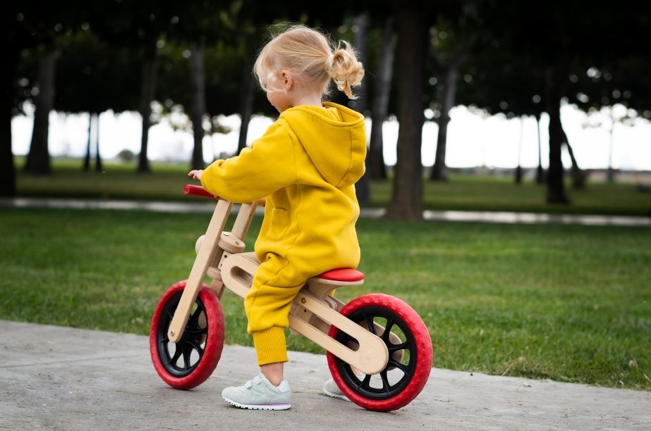 Niño iniciando recorrido con bici sin pedales en parque