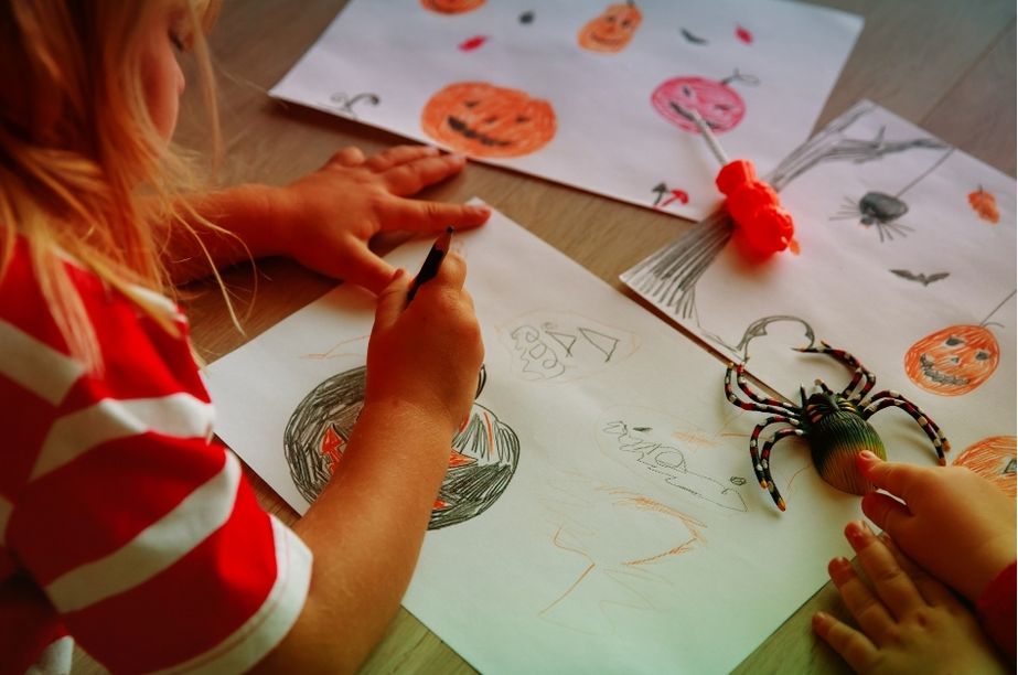 Niños trabajando en pareja con fichas imprimibles de Halloween