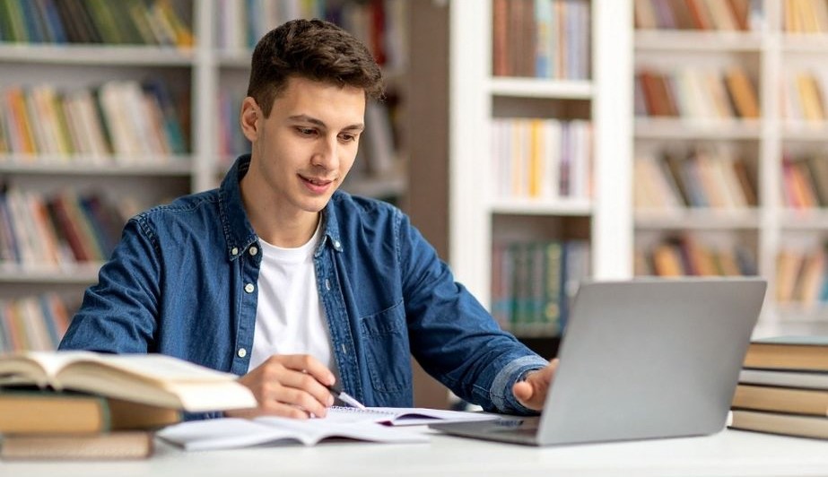 Alumno preparando oposiciones docentes con formación homologada.