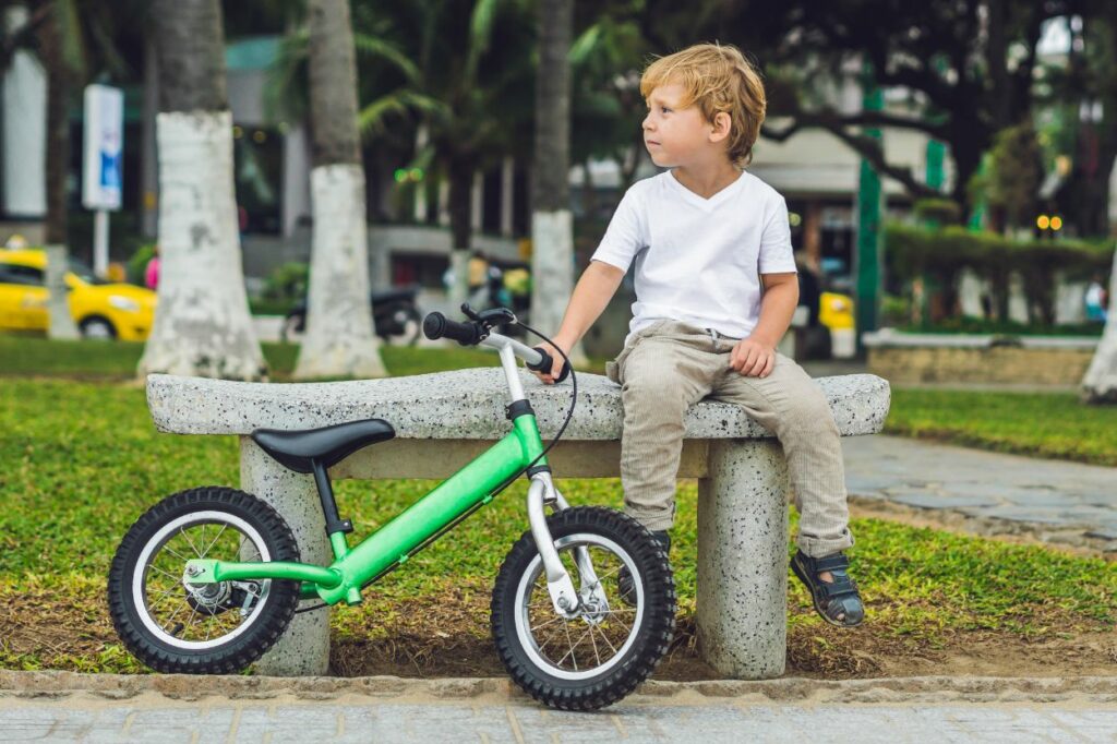 Bicicleta de equilibrio para niños de 3 años en exterior