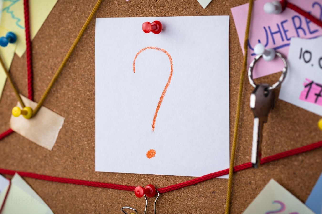 tablero de pistas para resolver un misterio en un cluedo en vivo