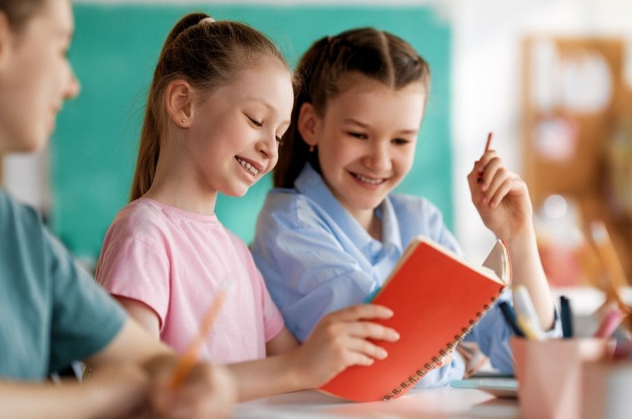 Niños resolviendo un escape room adaptado a su edad en el aula
