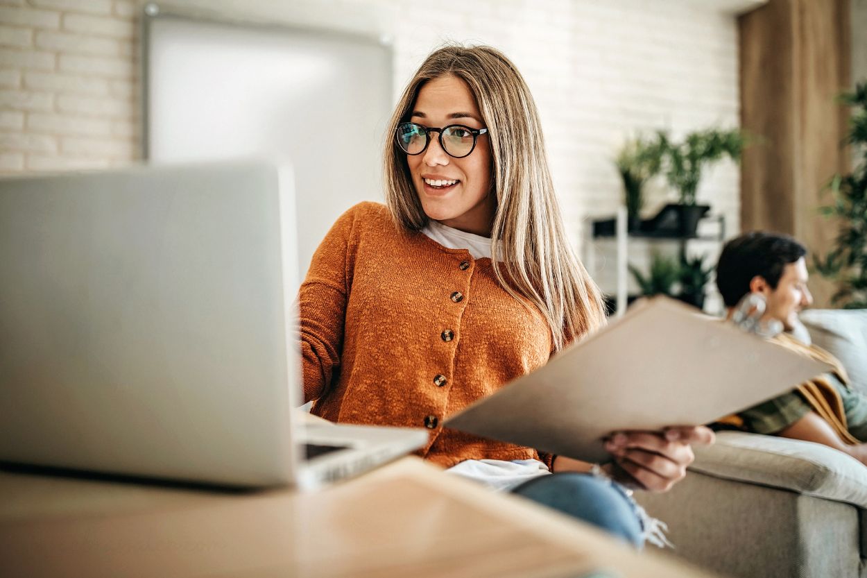 Docente motivada realizando un curso homologado online para avanzar en sus oposiciones