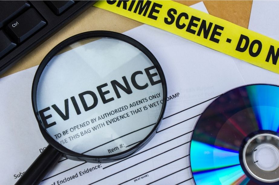 Pistas y evidencias utilizadas en un Cluedo en vivo