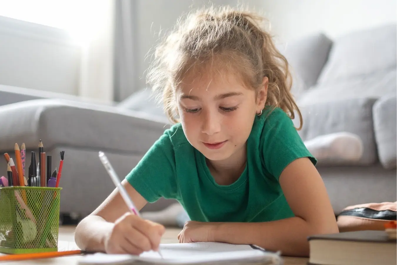 Niña realizando juegos de lógica para niños