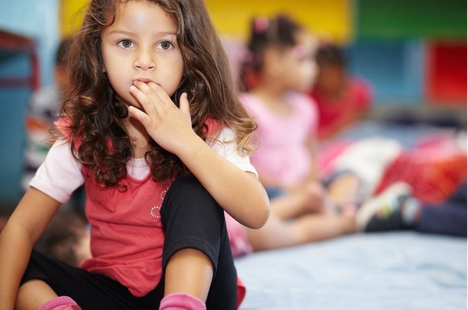 Niña en proceso de autorregulación emocional en un entorno escolar