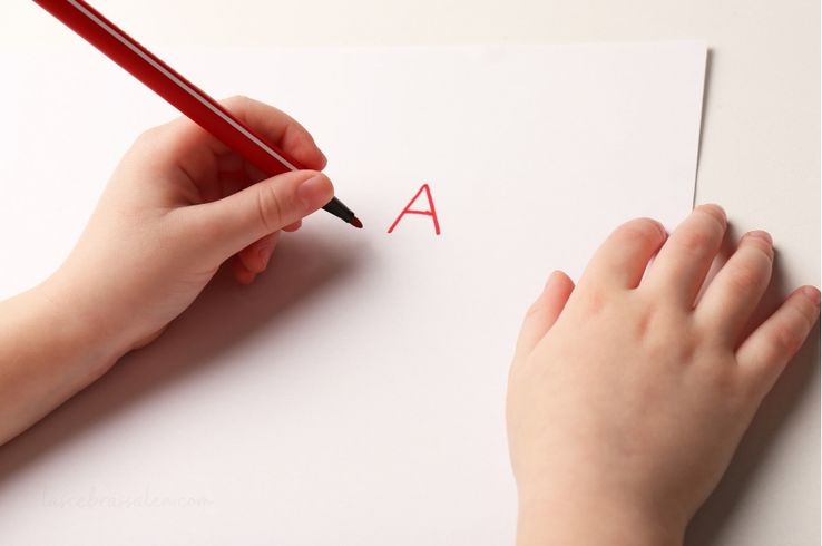 Niño zurdo aprendiendo a escribir con la mano izquierda