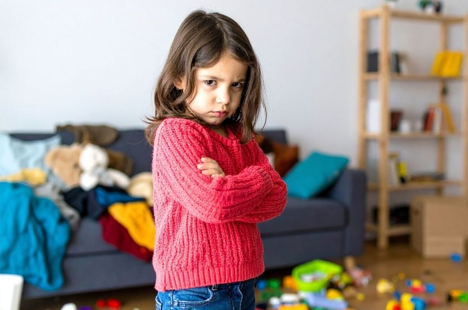 Niña mostrando enfado y frustración en una situación cotidiana en casa