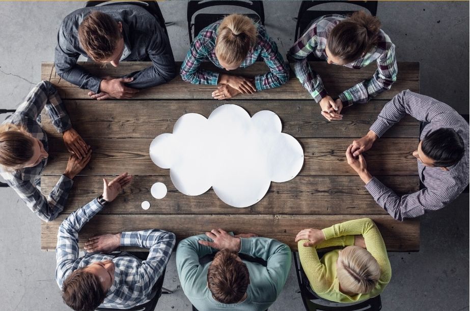 Escena cotidiana de convivencia con personas complicadas