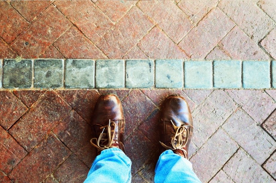 Ilustración sobre poner límites emocionales en relaciones difíciles