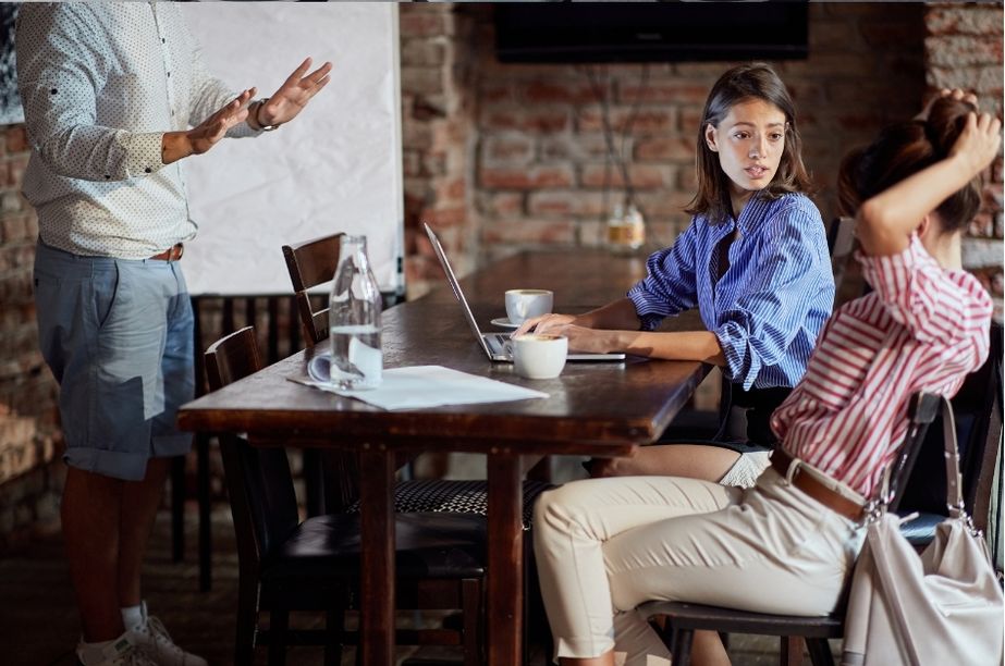 Persona manteniendo la calma ante una situación tensa