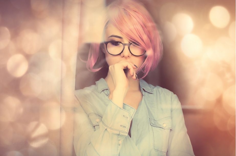 Persona reflexionando sobre cómo tratar con personas difíciles