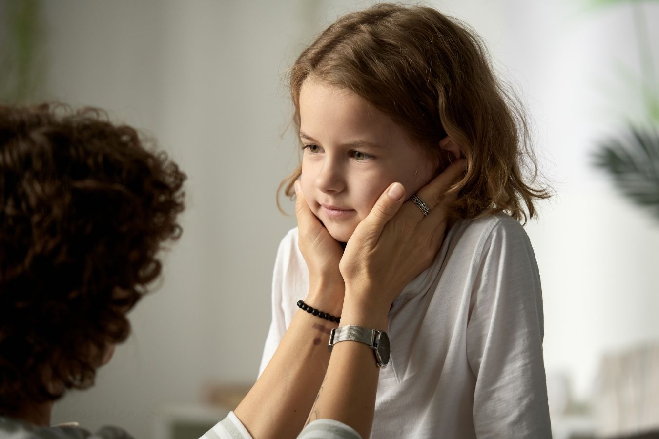 Adulto acompañando a una niña para ayudarla a regular sus emociones