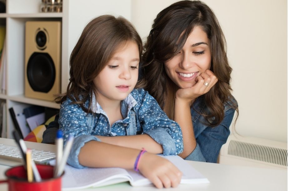 Familia explorando alternativas educativas desde casa en España