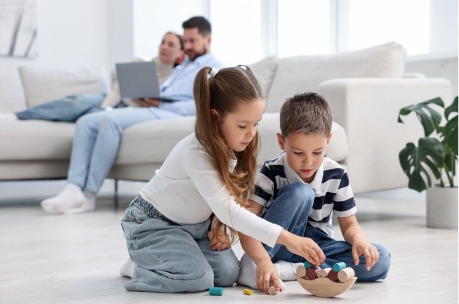 Niños aprendiendo en casa con apoyo familiar como complemento al colegio