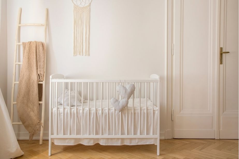 Cuna de bebé segura en dormitorio luminoso y tranquilo