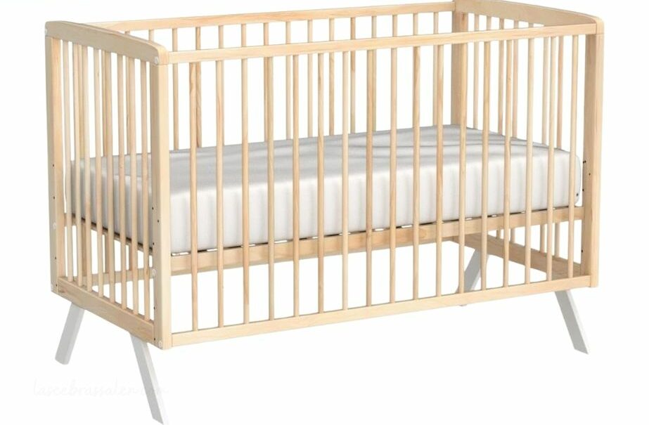 Cuna segura para recién nacido con barrotes rectos y colchón firme bien ajustado.