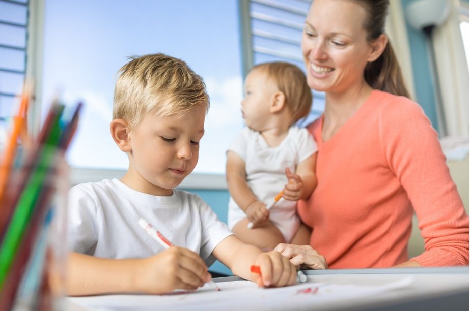 Niño aprendiendo en casa con apoyo familiar en un entorno doméstico