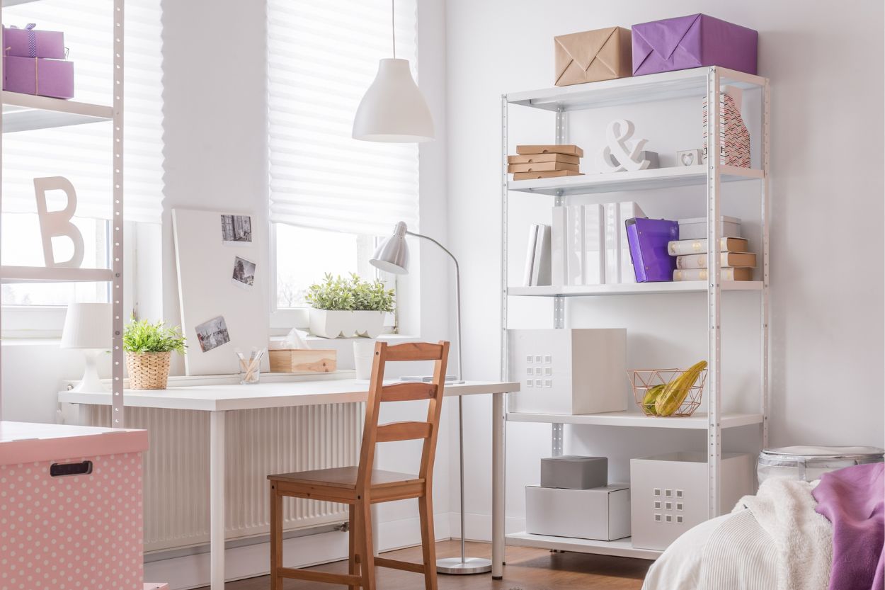 Espacio de estudio en casa relacionado con la educación en España