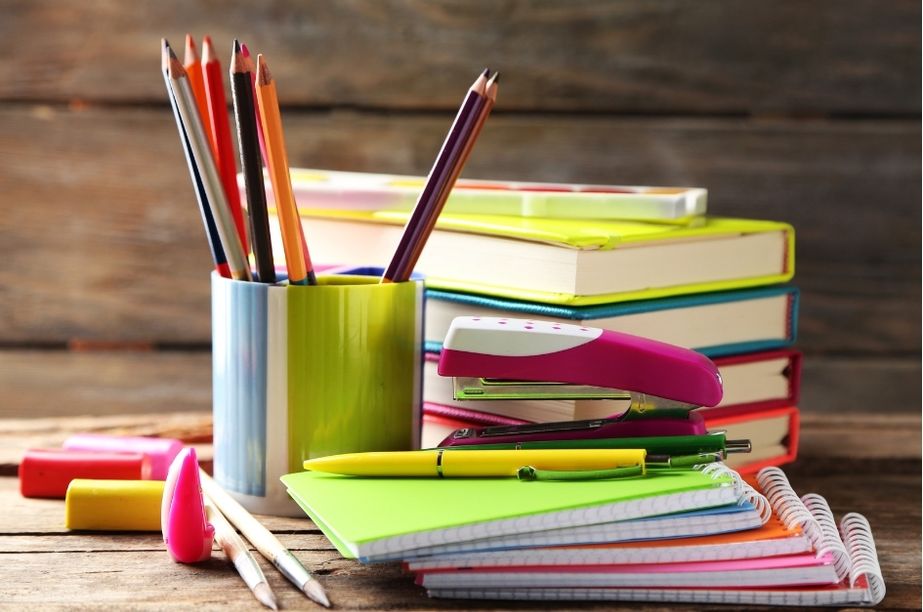 Material escolar que representa distintas opciones educativas en España