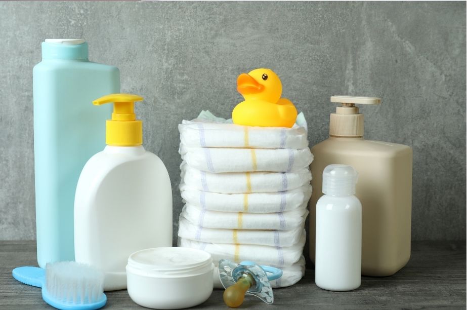 Espacio sencillo para el cambio de pañal con productos básicos