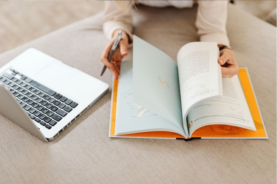 Libros y documentos que representan estudios sobre educación en casa