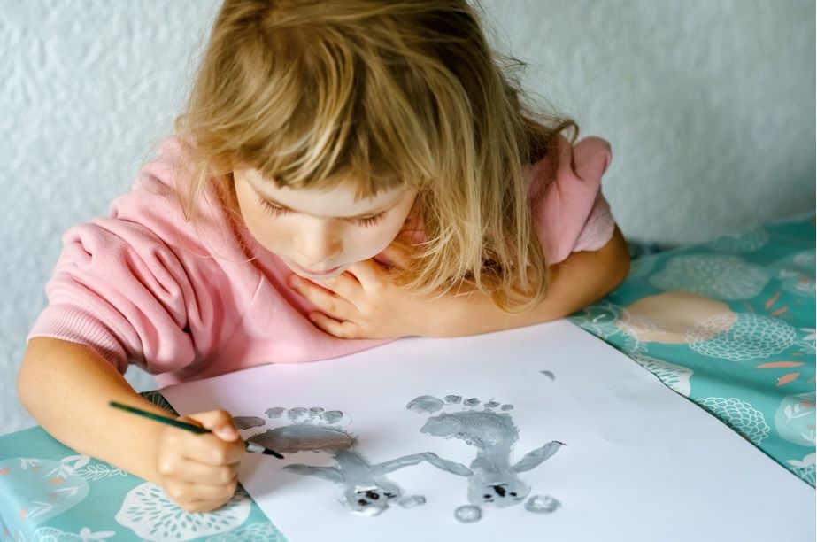 Niña concentrada dibujando, mostrando creatividad y sensibilidad emocional en la infancia