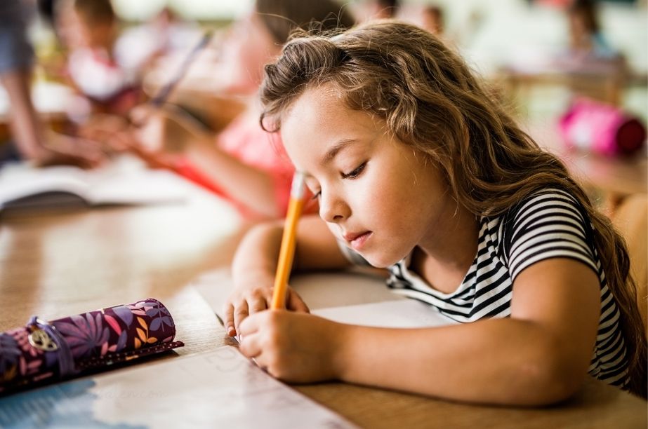 postura forzada al escribir en niños zurdos