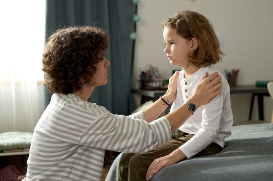 Adulto acompañando emocionalmente a un niño para fortalecer su autoestima