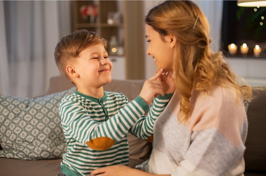 Madre acompañando emocionalmente a su hijo de 5 años, clave en niños con altas capacidades