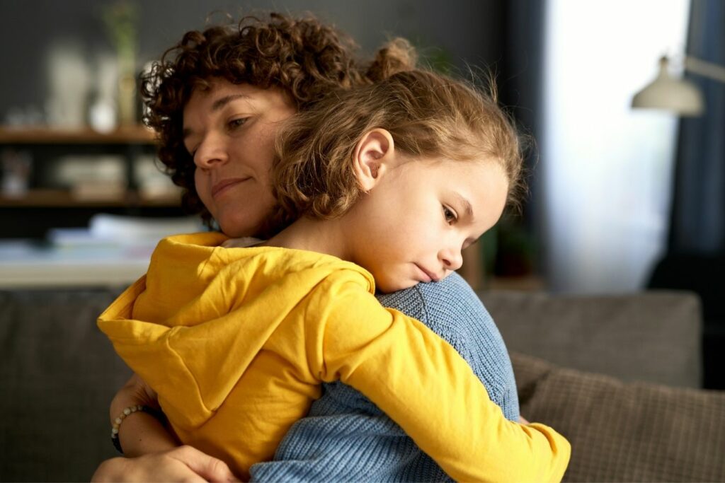Madre acompañando emocionalmente a su hijo en un momento de tristeza
