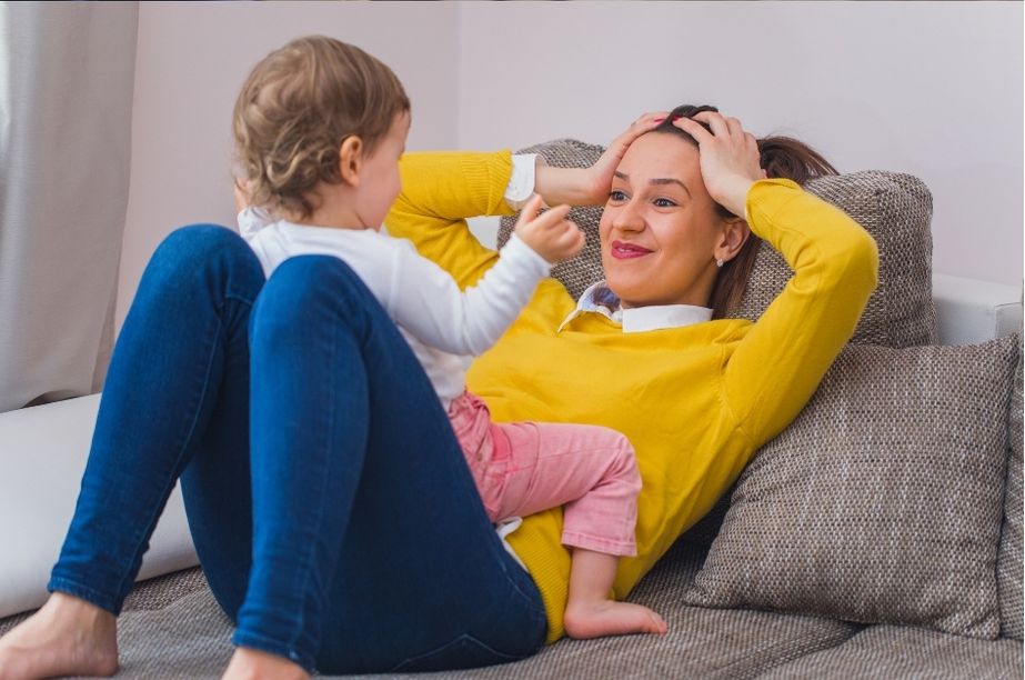 Madre acompañando a su hija pequeña en un momento de juego y conversación