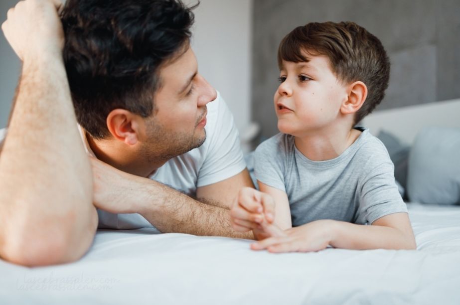Padre escuchando a su hijo mientras habla sobre lo que siente