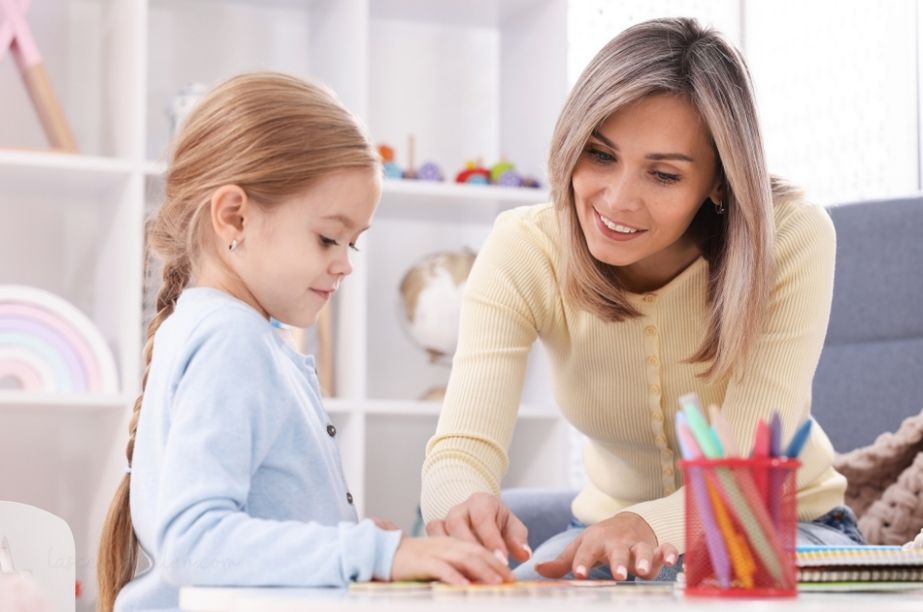 Madre acompañando a su hija en tareas escolares, ilustrando apoyo familiar en altas capacidades y bajo rendimiento