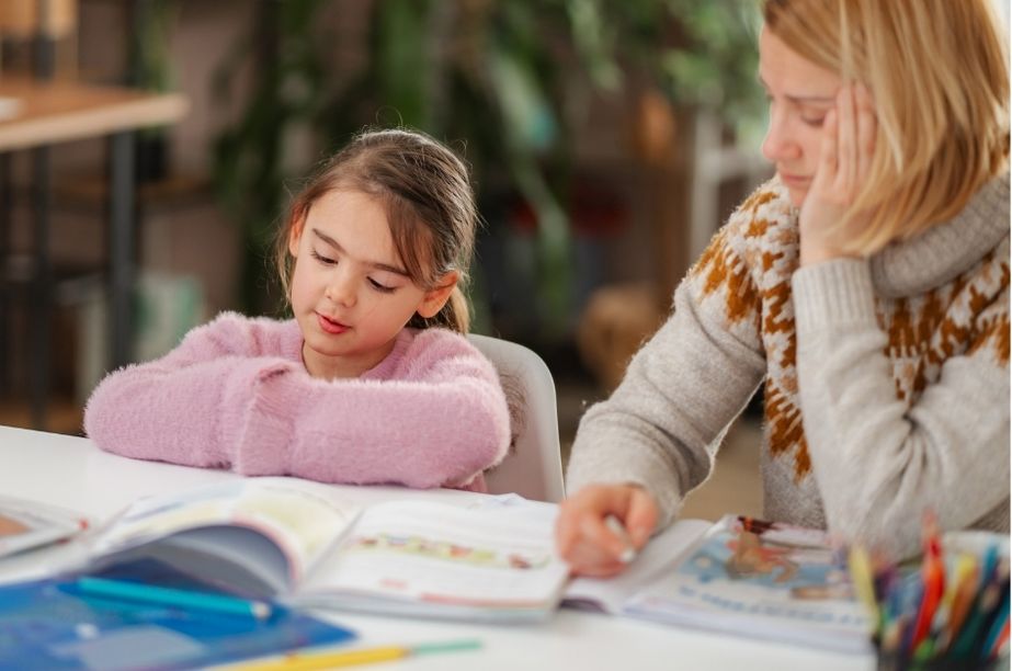niña realizando tareas escolares con expresión pensativa relacionada con altas capacidades y bajo rendimiento