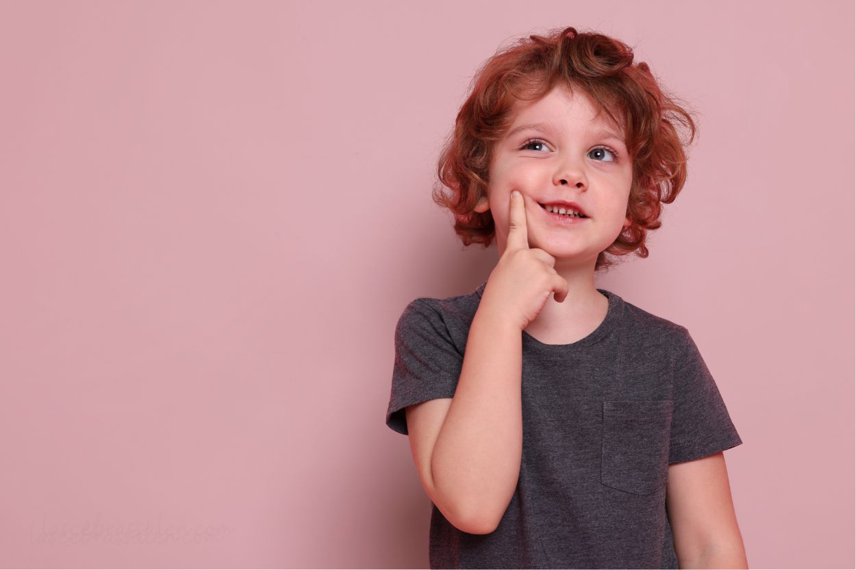 Niño de 5 años pensativo, una posible señal de altas capacidades en la infancia