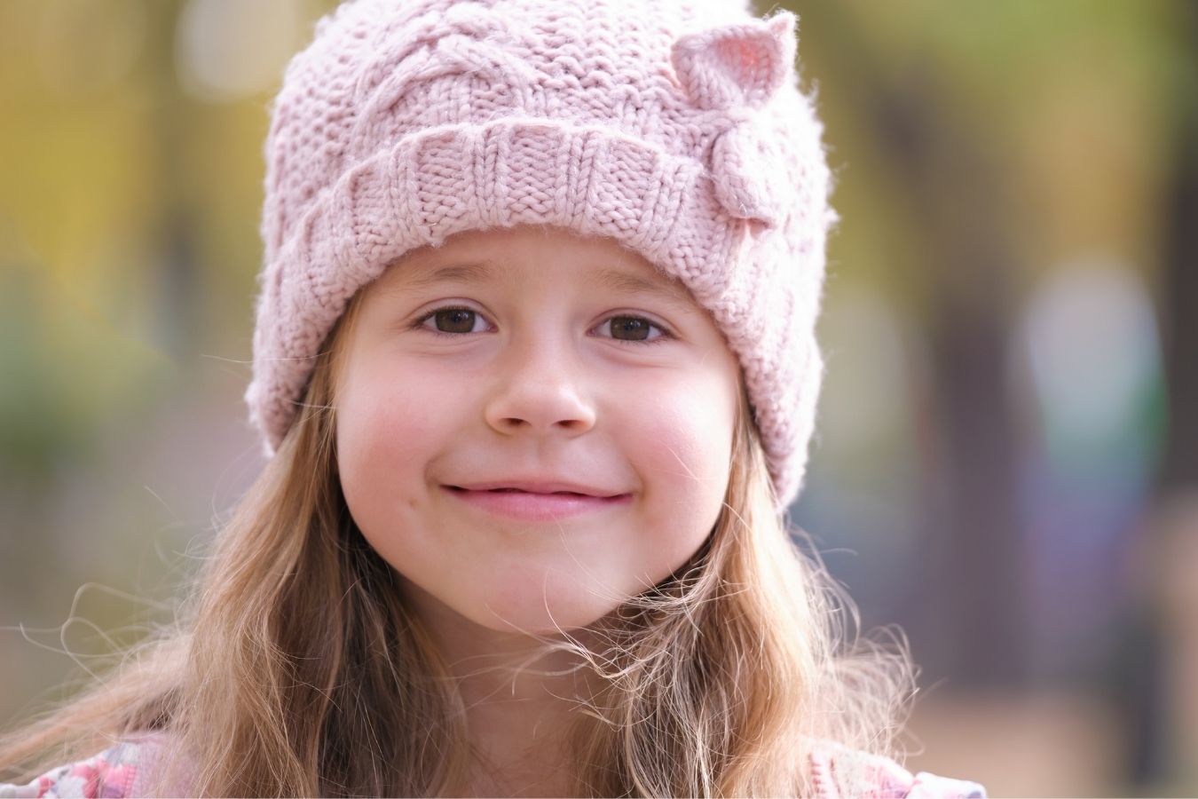 Niña sonriendo con expresión de confianza, relacionada con el desarrollo de la autoestima infantil