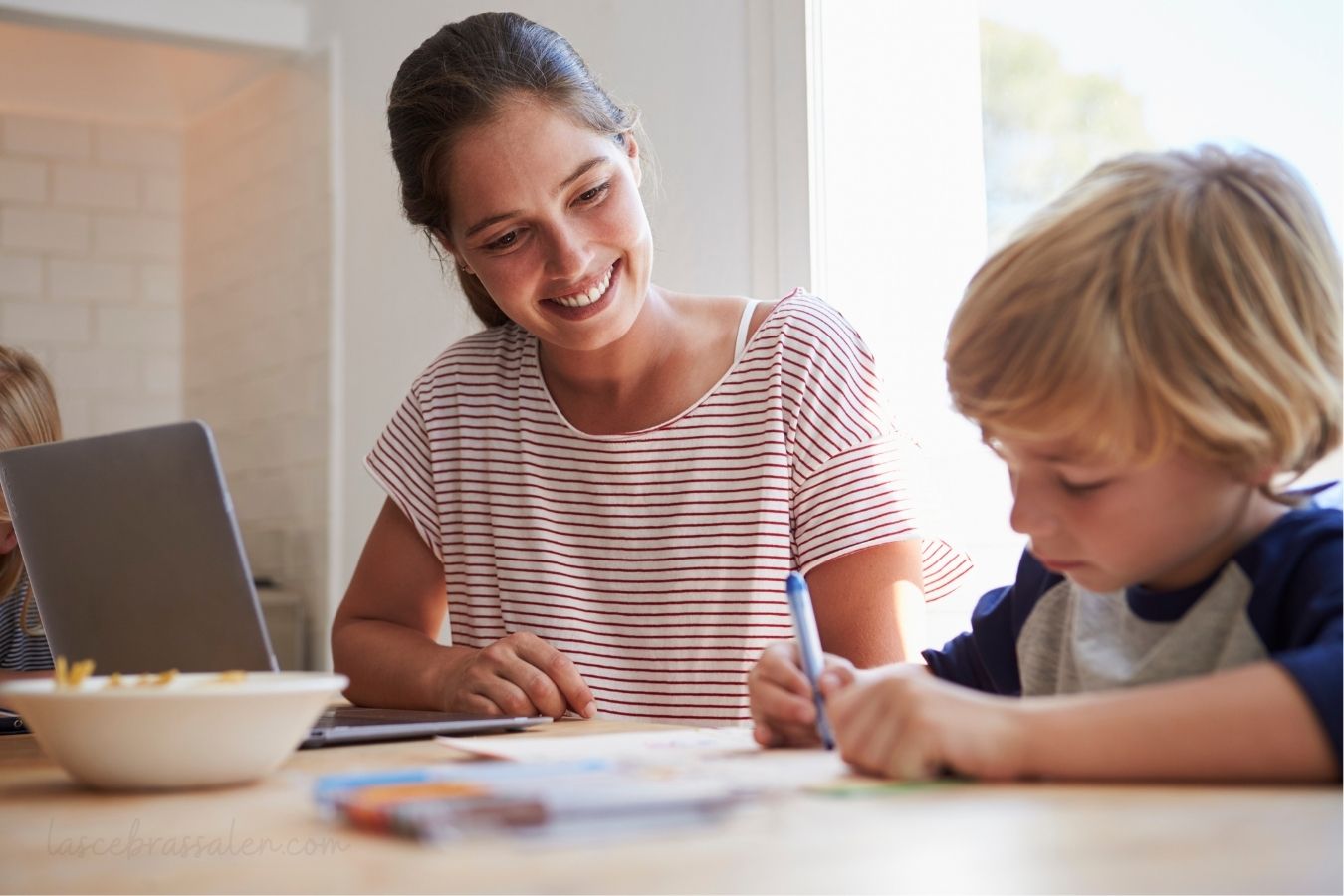 madre observando a su hijo mientras dibuja para detectar altas capacidades infantiles