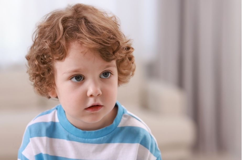 Niño pequeño mostrando una expresión emocional pensativa