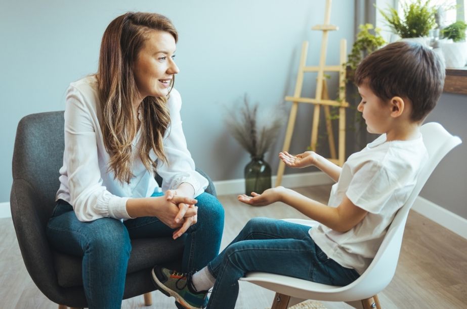psicóloga evaluando a un niño durante el proceso de diagnóstico de altas capacidades