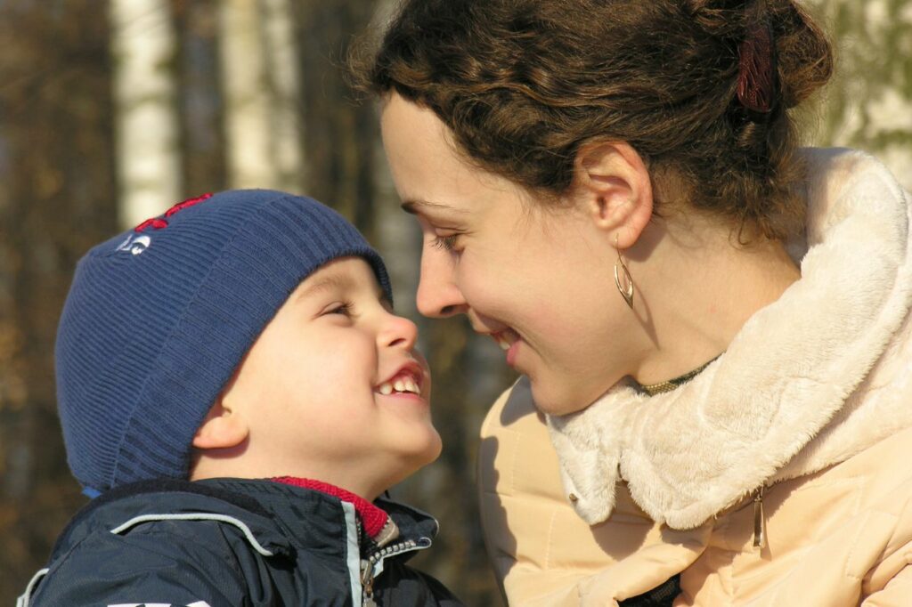 Adulto acompañando emocionalmente a un niño en un momento de conexión y escucha