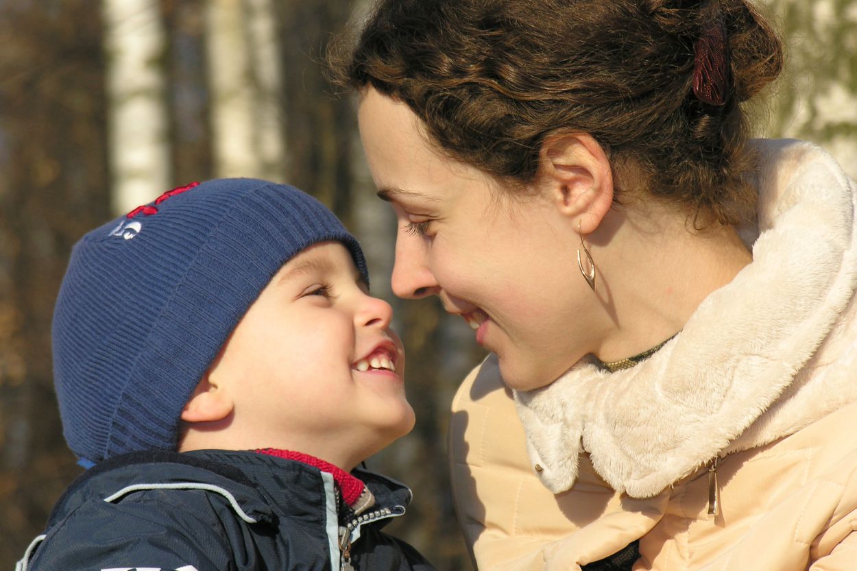 Adulto acompañando emocionalmente a un niño en un momento de conexión y escucha