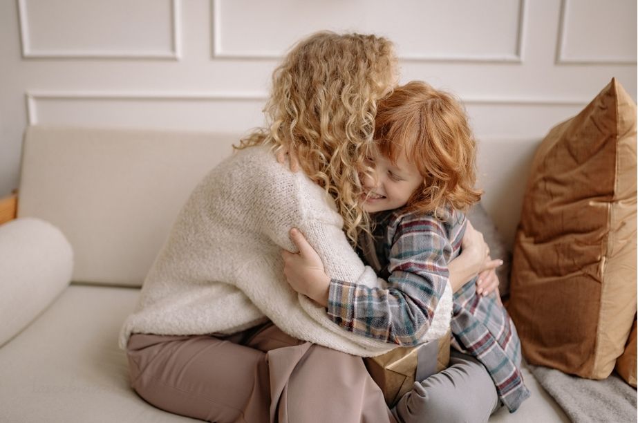 Adulto acompañando emocionalmente a un niño en un entorno familiar y tranquilo