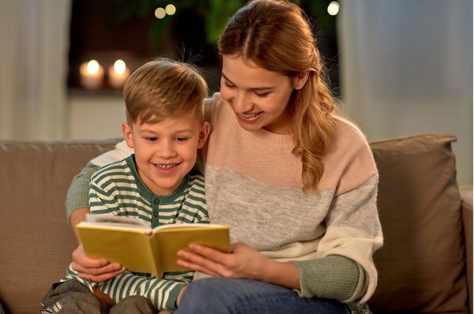 Adulto leyendo un libro con un niño en casa