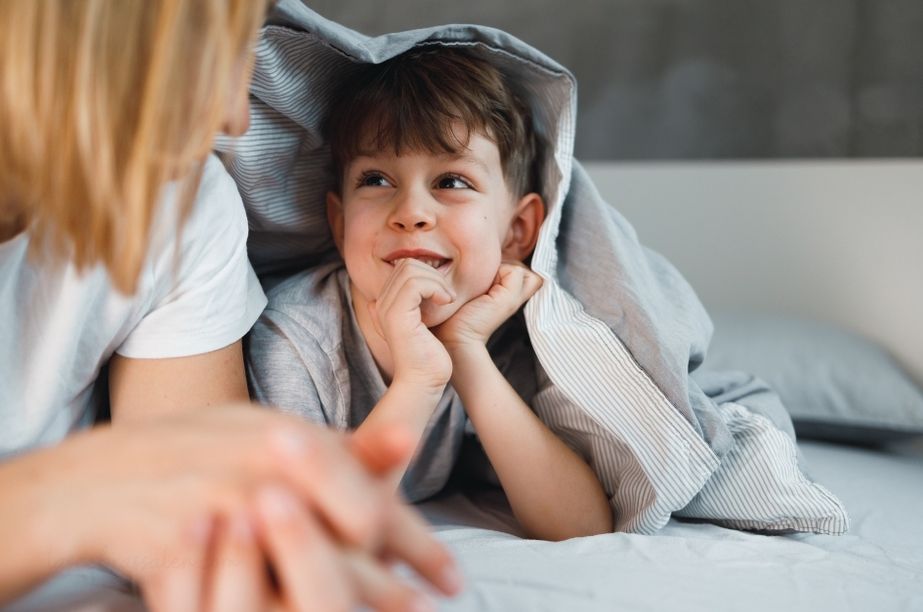 madre escuchando a niño con altas capacidades en un momento de conexión emocional en casa