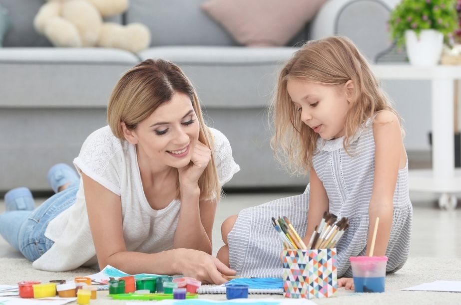 madre y niña realizando actividad creativa en casa fomentando el aprendizaje en niños con altas capacidades