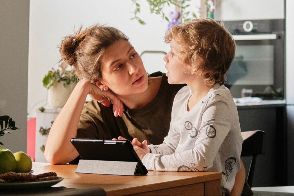 madre escuchando a niño con altas capacidades en casa durante una conversación