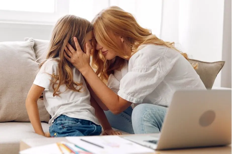 madre acompañando emocionalmente a su hija altas capacidades